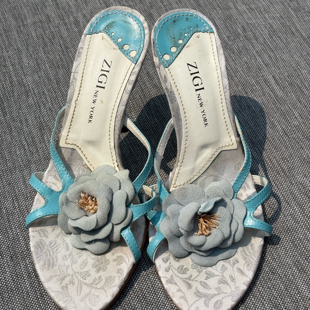 Zigi New York Turquoise and Cream Floral Sandals 3d flower